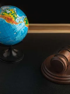 AI deepfake legislation: Wooden Judge gavel and globe.